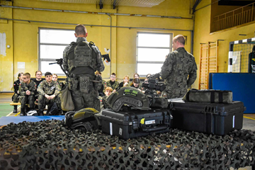 Strzelcy IB na zajęciach prowadzonych przez żołnierzy 8 Kujawsko-Pomorskiej Brygady Wojsk Obrony Terytorialnej.