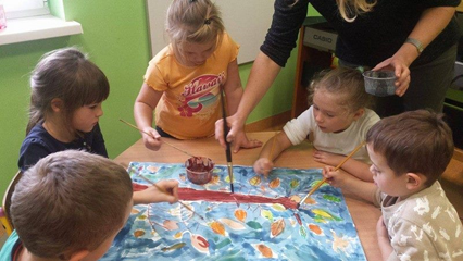 raz w miesiącu zajęcia plastyczne z malarką Adrianną Andryszewską