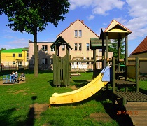 W ogrodzie przedszkolnym dzieci mogą spędzać radośnie i bezpiecznie czas.