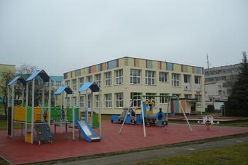 budynek przedszkola z placem zabaw - widok od ul.6-go Serpnia