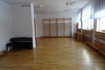 sala gimnastyczna, zmieniająca się w salę do zajęć rytmicznych, koncertową, balową, teatralną - w zależności od potrzeb dzieci
