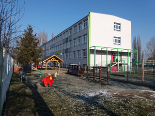 widok z placu zabaw na wejście do przedszkola