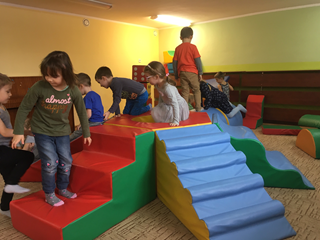 przedszkolna sala zabaw, w której dzieci bawią się w razie złych warunków atmosferycznych (zamiast na placu zabaw)
