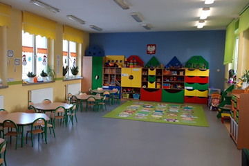 Sale przedszkolne są przestronne, kolorowe, dostosowane do wieku dzieci.