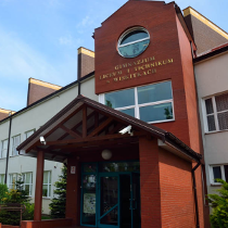 Widok wejścia do szkoły