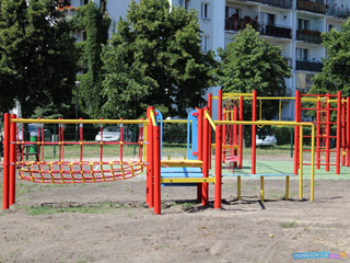 Sąsiadujący plac zabaw w Sadku Natolińskim