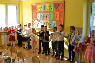 Występ oddziału przedszkolnego klasy 0 z okazji Dnia Babci i Dziadka