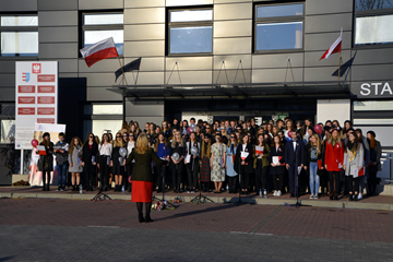 Występ chóru szkolnego przed Starostwem Powiatowym na 100 rocznicę odzyskania niepodległości