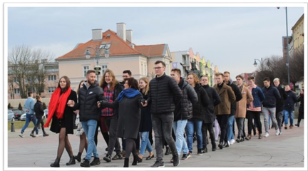 Polonez studniówkowy na Placu Kazimierza Jagiellończyka w Malborku