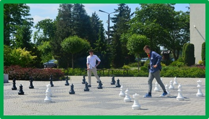 Na przerwie jest czas na relaks z szachami na dziedzińcu szkoły. 