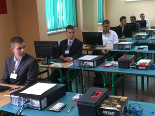 Uczniowie Technikum Informatycznego w trakcie egzaminu