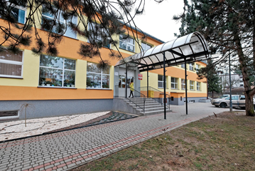 Wejście do budynku przedszkola.