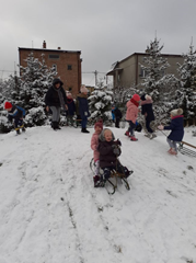 Zabawy na śniegu w ogródku przedszkolnym