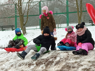 Zimowe zabawy na szkolnych boiskach