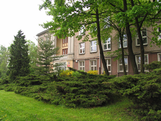 Widok na szkołę od ulicy Żeromskiego