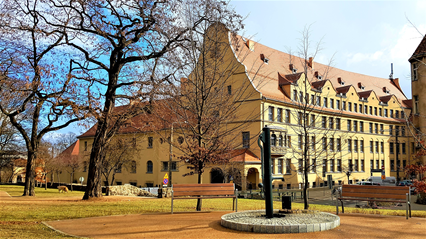 Widok szkoły z Parku Drwęskich wczesną wiosną