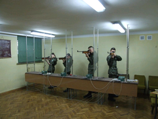 Ćwiczenia strzeleckie na strzelnicy broni pneumatycznej