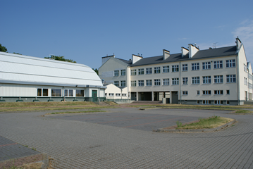 Parking dla uczniów, szkoła od strony południowej.