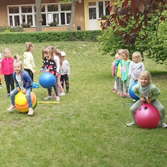 Zabawy ruchowe w ogrodzie przedszkolnym.