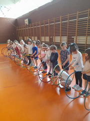 Zajęcia sportowe na sali gimnastycznej.