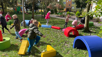 Zabawy na placu przedszkolnym z wykorzystaniem zestawu piankowego