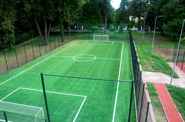 Kompleks sportowy - boisko do piłki nożnej z nawierzchnią ze sztucznej trawy