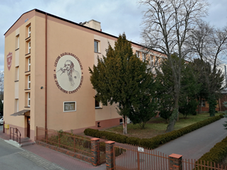 Budynek liceum od ul. Jana Rosłońskiego