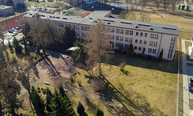 Budynek i otoczenie liceum - widok z drona