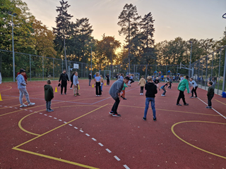 Zabawy sportowe na boisku wielofunkcyjnym.