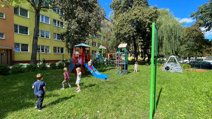 Zabawy w ogrodzie przedszkola