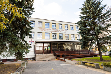 Budynek szkoły, widok od ul. Partyzantów