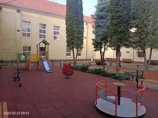 Plac dla klas I-III i przedszkolaków w patio