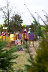 Plac zabaw ponad 2600m2 podzielone na 4 strefy: zabawa, ogród, relax, piknik 
