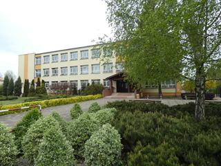Centrum Kształcenia Zawodowego i Ustawicznego w Strzałkowie - budynek szkoły