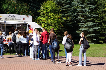 lody przyjeżdżają pod samą szkołę