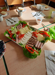 Oferujemy urozmaicony  stół szwedzki, dzięki któremu dzieci samodzielnie przygotowują sobie kanapki