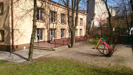 budynek przedszkola od strony ogrodu