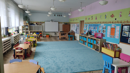 Przestronne sale przedszkolne sprzyjające różnorodnej aktywności dziecięcej.