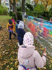 Dzieci malują na folii w ogrodzie przedszkolnym
