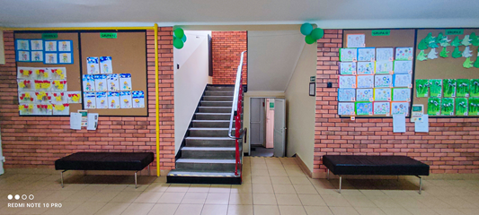 Zdjęcie przedstawia korytarz przedszkola.