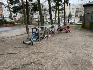 "Parking" dla dziecięcych rowerów i hulajnog