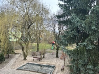 Ogród przedszkolny - widok wczesną wiosną