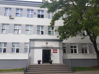 Fotografia przedstawia wejście do budynku szkoły.