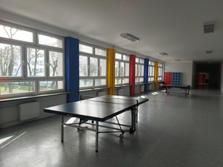 Budynek klas 4-8 - korytarz ze stołami do tenisa 