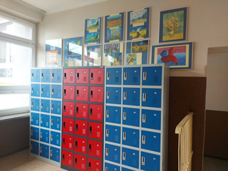 Budynek klas 4-8 - przykładowe szafki dla uczniów na korytarzach