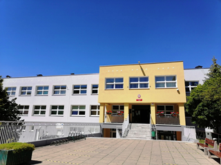 Wejście główne do Szkoły Podstawowej nr 12 w Łodzi