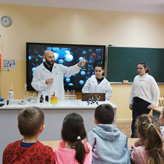 Drzwi otwarte - zajęcia dla przedszkolaków w pracowni chemicznej.