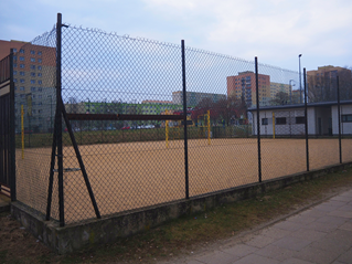 Mamy wspaniałe obiekty sportowe, boisko do piłki plażowej,