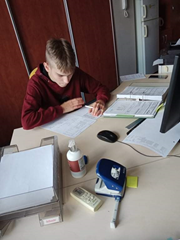 Uczeń  na stanowisku księgowego sporządza sprawozdanie finansowe w biurze rachunkowym podczas praktyki zawodowej. 