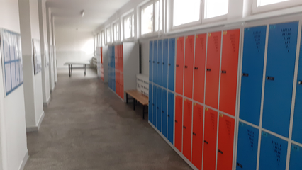 szkolny korytarz